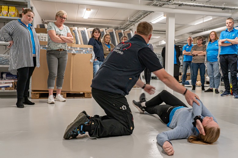 Instruktør Viser På Gulv ,´Med Kursister (BORGS)